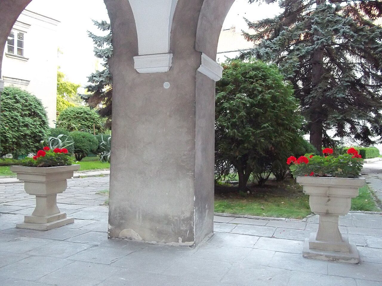 piwnice po dawnym skrzydle klasztoru